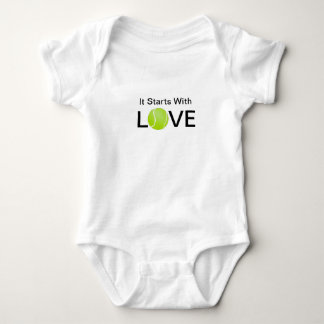 Body Bébé Onsie de tennis qu'il commence par amour