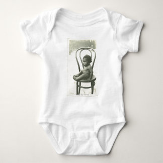Body Bébé sur une chaise