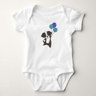 Body Bernese Mountain Dog vole avec des ballons doux