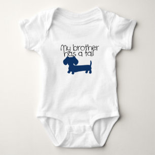 Body Brother (Dachshund) a une queue (bleue)
