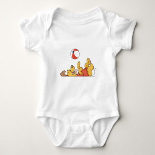 Body Chien jouant avec des tee-shirts et des cadeaux de