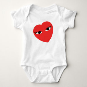 Body Coeur rouge mignon avec yeux sur blanc