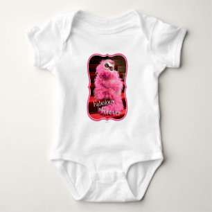 Body Diva Chat blanc enveloppé dans un boa rose sur tap
