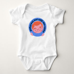 Body Enfant heureux portant un cadre avec phrase