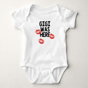 Body Gigi était embrasse ici la combinaison de bébé