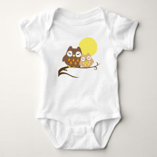 Body Hibou mignon sur l'arbre