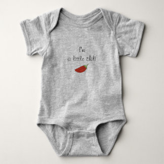 Body im une petite combinaison de bébé de piment
