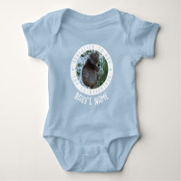 Koalifié pour câliner un bébé koala bleu mignon et