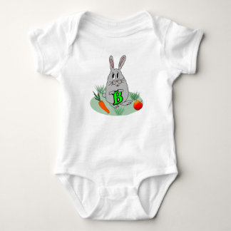 Body Lapin avec la lettre B sur la pelouse
