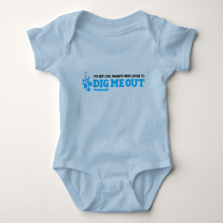 Body Le bébé a les parents frais qui écoutent pour me
