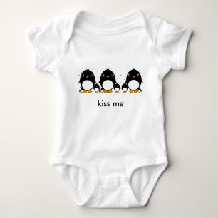 Body le bébé de pingouin, m'embrassent