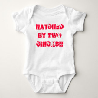 Body Le bébé lesbien de mamans se développent. Haché