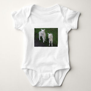 Body Le bébé mignon de ranch de ferme jumelle l'agneau