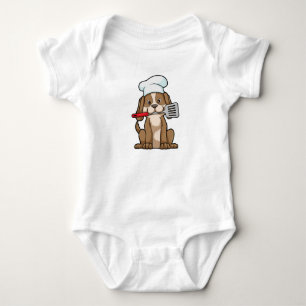 Body Le chien cuisinier avec le casquette et la spatule