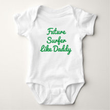 Le futur surfeur comme le costume de bébé papa