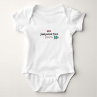 Le nom du bébé vient d'être joint au maillot de bé