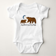 Le petit costume de bébé de mignonne maman