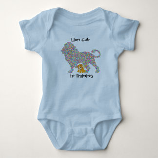 Body Lion CUB dans le bébé de formation