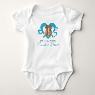 Body Mon héros porte des bottes de combat bébé