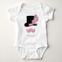 Moustache rose, chapeau supérieur, plumes et fleur