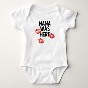 Body Nana était embrasse ici la combinaison de bébé