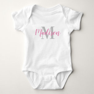 Body Nom rose personnalisé et t-shirt initial gris bébé