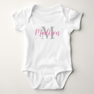 Body Nom rose personnalisé et t-shirt initial gris bébé
