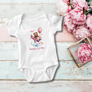 Body Ours dans l'avion copilote papa bébé fille