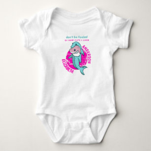 Body Pas Un Requin Innocent Habillé Comme Dauphin Baby