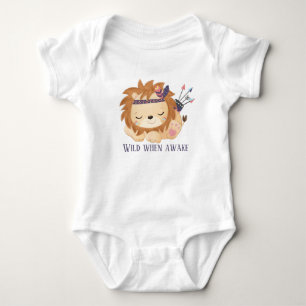 Body petite fille sauvage un lion