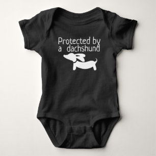 Body Protégé par une tenue de bébé teckel genre neutre