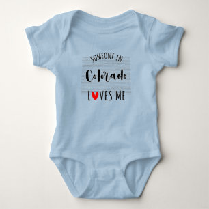Body Quelqu'Un Au Colorado M'Aime Carte Bébé Bodysuit
