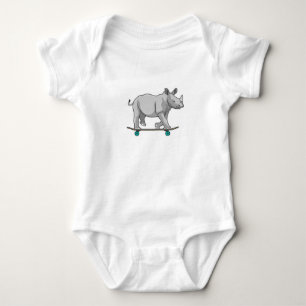 Body Rhino en patinage avec skateboard