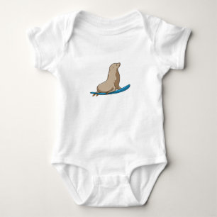 Body Sceau comme surfeur avec Surfboard