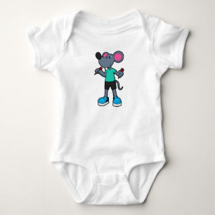 Body Souris comme joueur de fléchettes avec fléchettes