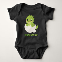 T-shirt de bébé dinosaure mignon qui vient d'éclor