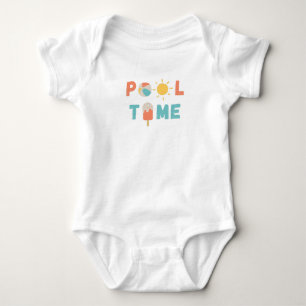Body temps de la piscine. Costumes pour bébés et pièces