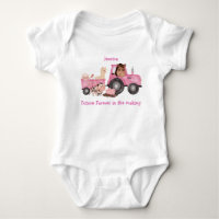 Tracteur rose adorable et remorque avec animaux de