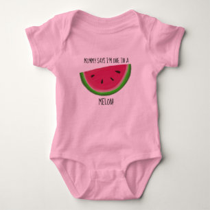 Body un dans un habillement de bébé de melon