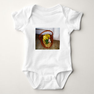 Body Un panier de jonquilles jaunes et d'oeufs de Pâque