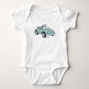 Body Un petit garçon avec une voiture d'étage