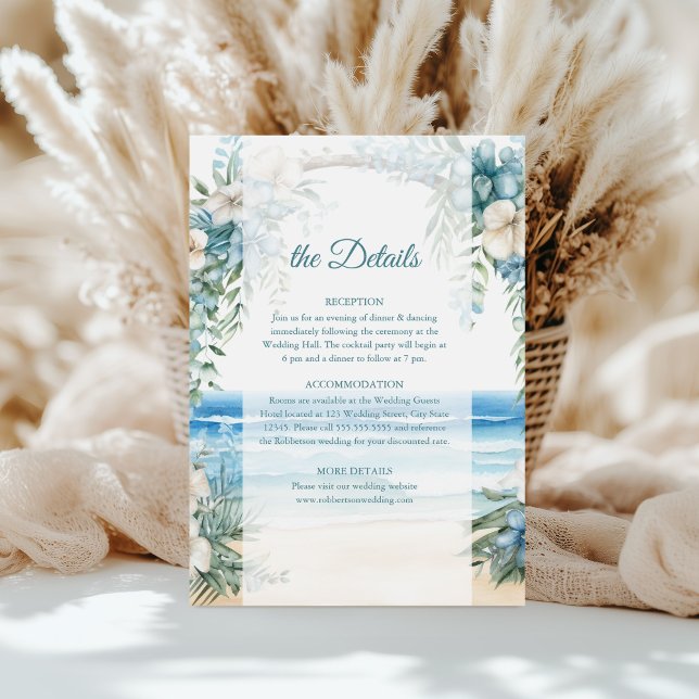Boho Beach Blue Floral Arch Mariage Détails Carte (Boho Beach Blue Floral Arch Wedding Details Card on a sunny table with white dry pampas grass)