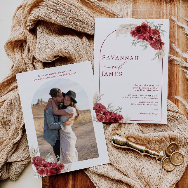 Boho Burgundy Floral Arch Faire-part de mariage (Boho Burgundy Floral Wedding Invitation, Burgundy Floral Wedding Invitation Template Burgundy Floral)