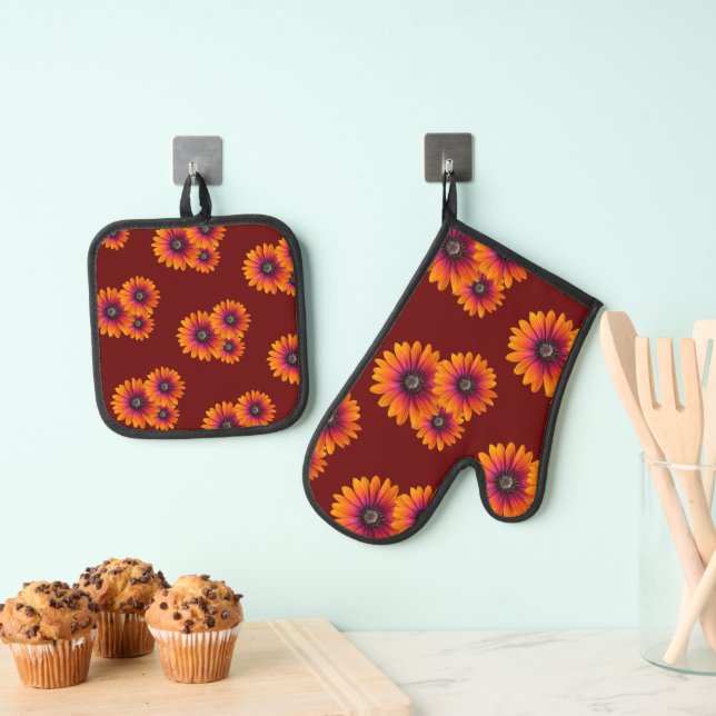 Boho Daisies Elegant Botanical Pattern Red Oven Mitt & Pot Holder Set (Insitu(Hanging))