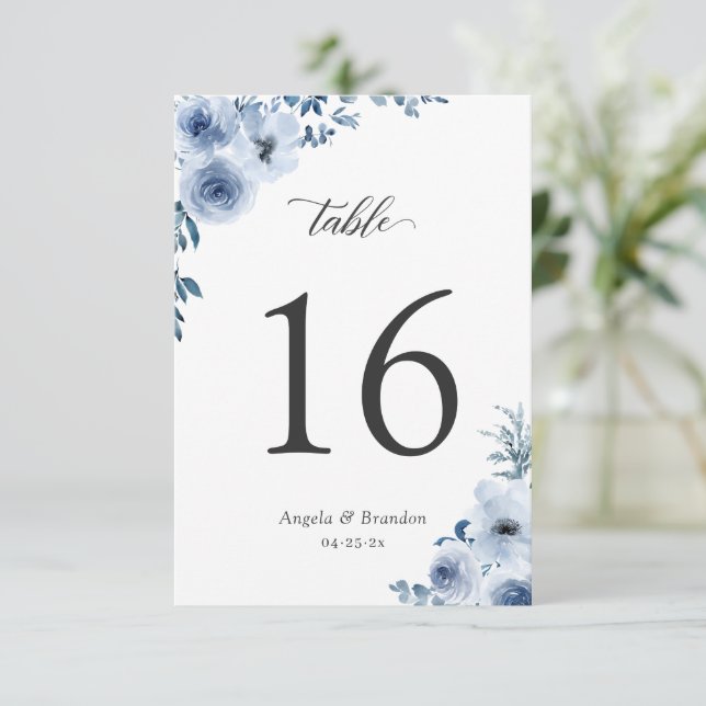 Boho Dusty Blue Floral Mariage Numéro de table Car (Debout devant)
