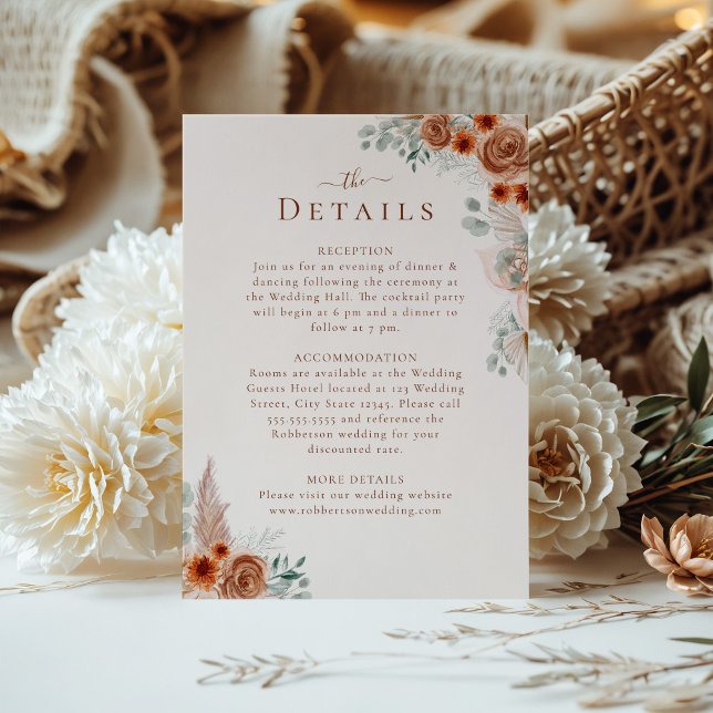 Boho Floral Pampas Grass Mariage Détails Carte (Boho Floral Pampas Grass Wedding Details Card on a sunny table with boho flower bouquet)