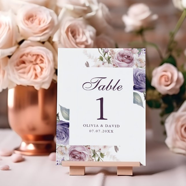 Boho Mauve et Lilac Floral Mariage Numéro de table (Boho Mauve and Lilac Floral Wedding Table Number on a wedding table with peonies.)