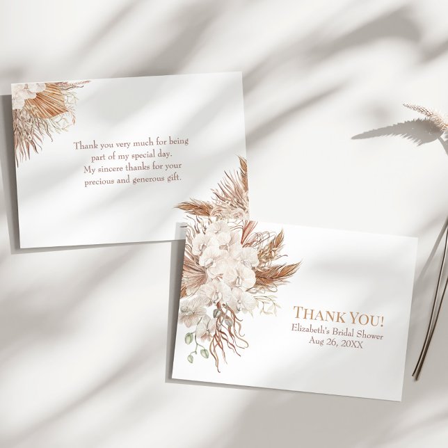 Boho Pampas Garden Fête des mariées Carte de remer (Boho Pampas Garden Bridal Shower Thank You Card on a sunny white table.)