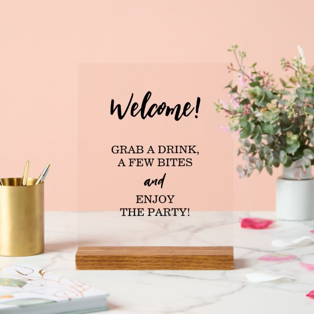 Boire un verre de cocktail au bar d'accueil ouvert (Mariage)