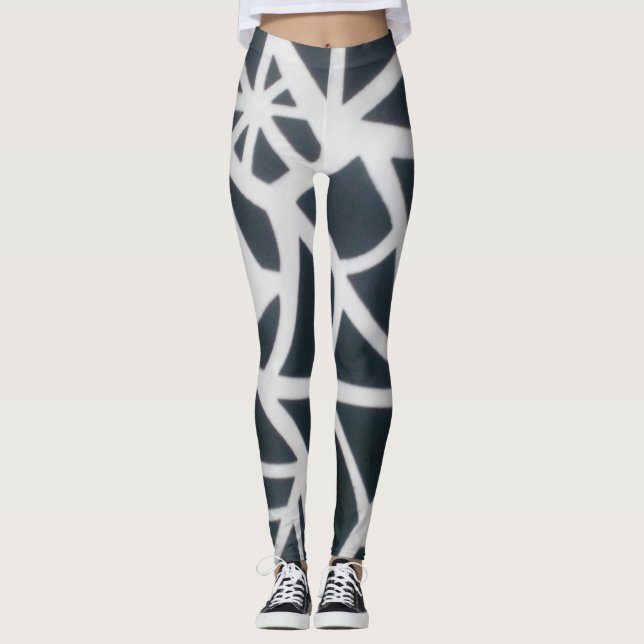 Bold Black & White Spider Web Geometric Pattern. Leggings (Front)